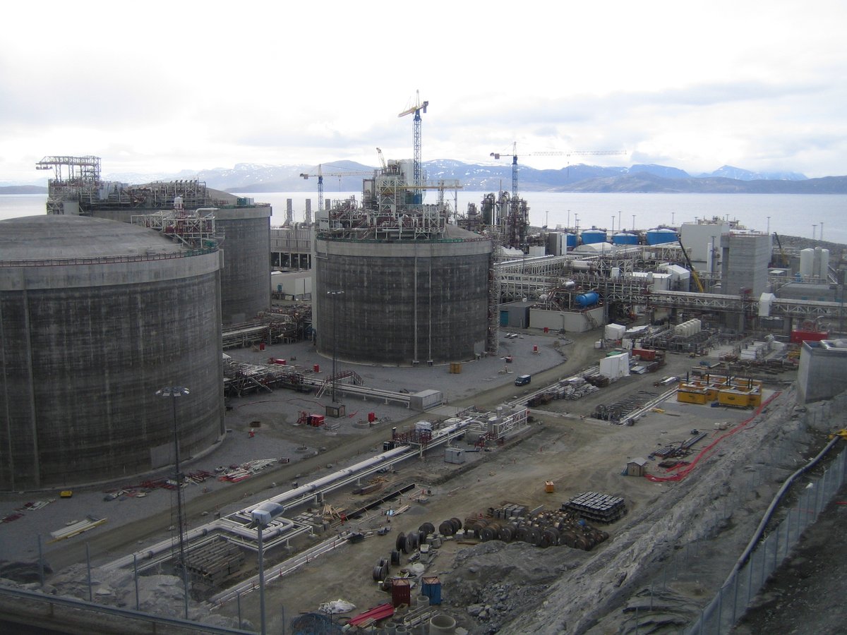 EU's LNG shift may lock in gas use, experts warn