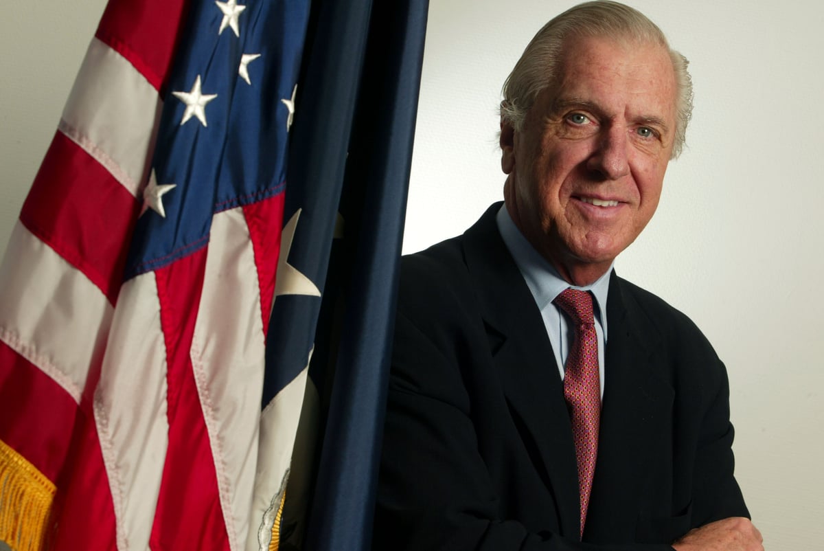 US ambassador warns on China arms embargo