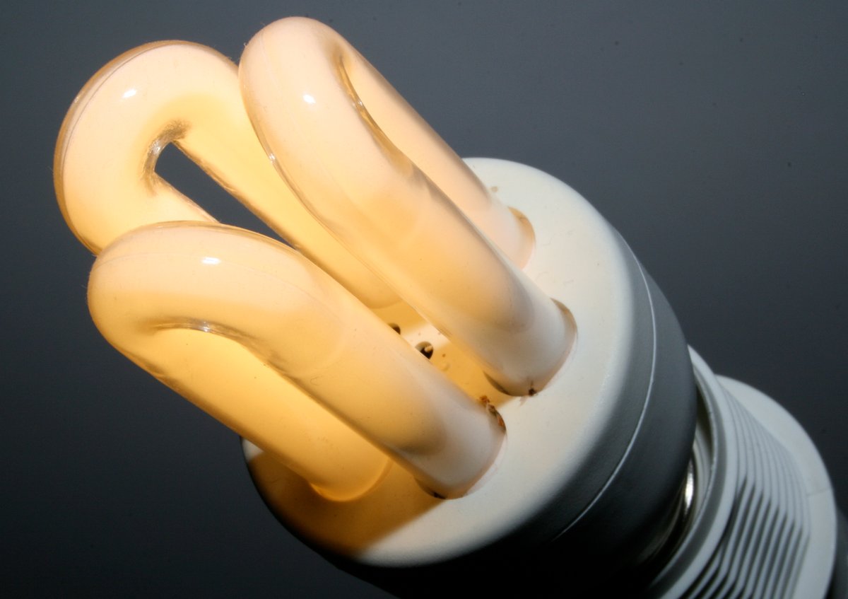 EU bows to industry on Chinese light bulbs